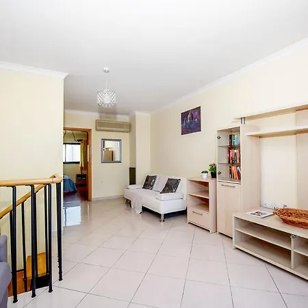 Fine Living Seacliff Apartment
